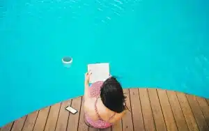 femme ico. eau de la piscine est saine et claire