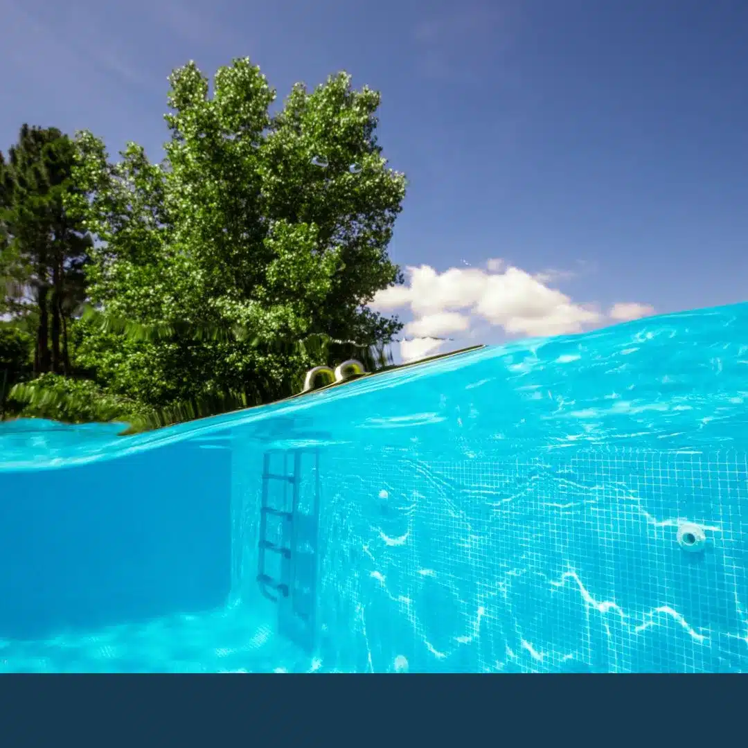 Illustration of a swimming pool with transparent water: swimming pool flocculant clarifies the water. 