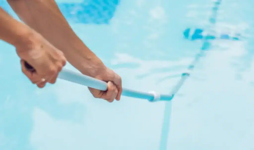 Un nettoyage régulier de votre piscine contribue à garder une eau équilibrée et préserve vos équipements. 