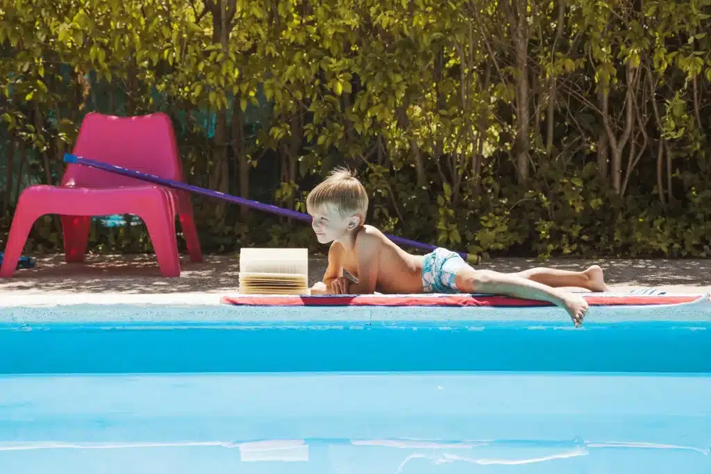 Bien nettoyer le liner de sa piscine - Swimmy - Le blog dédié à l'univers  de la baignade