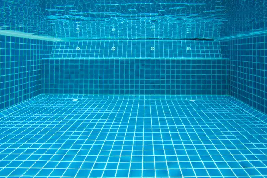 visuell Pool klares Wasser und normale TAC 