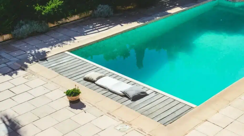 Les algues peuvent apparaitre dans l'eau de la piscine. l'eau se trouble. 