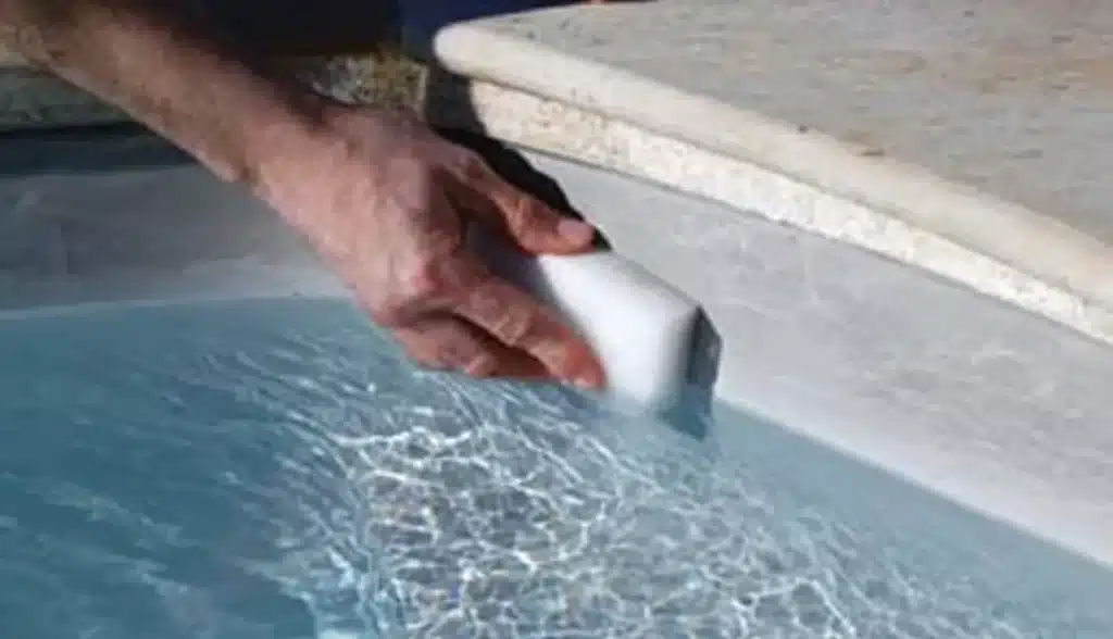  traces et dépôts calcaires dans les piscines et spas. eau calcaire 