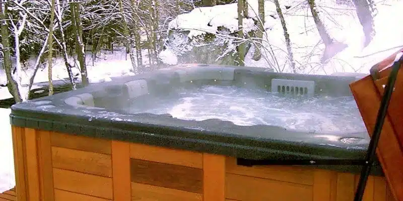 Protect an outdoor spa from frost in winter 
