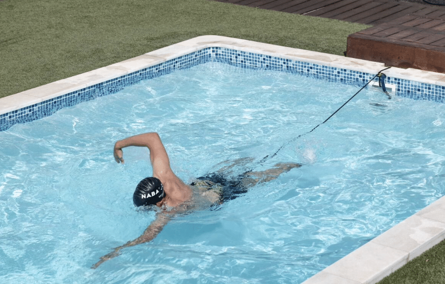 Illustrationsfoto eines Schwimmers, der in seinem Privatpool einen Schwimmgummi benutzt