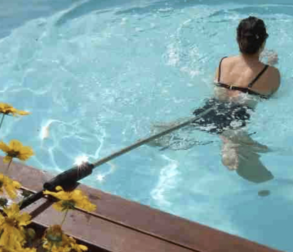 perche de natation dans sa piscine 