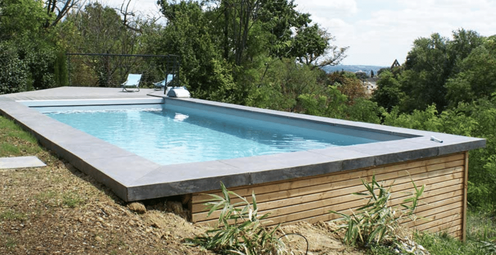 La piscine hors sol s'adapte aux terrains , notamment dénivelés. 