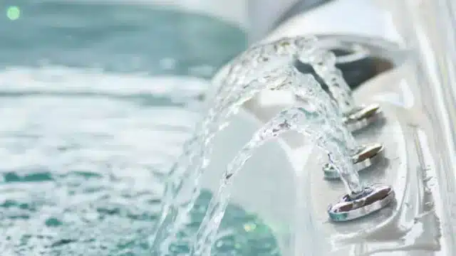 Un analyseur d’eau de piscine connecté permet de contrôler à distance avec sérénité et de réaliser des économies